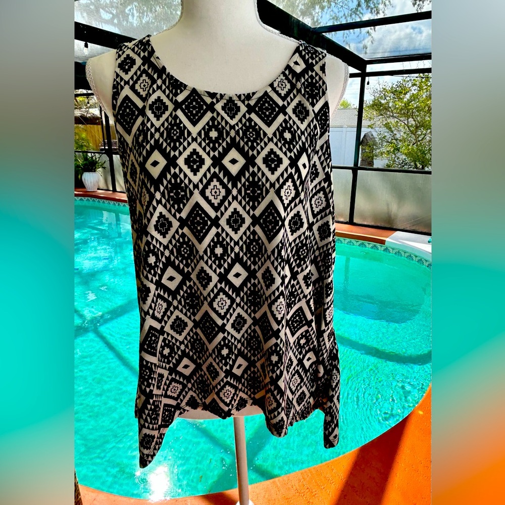 Open back sleeveless top black & white geometric print tank